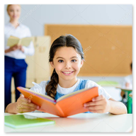 Lecture partagée: enfants concentrés et souriants